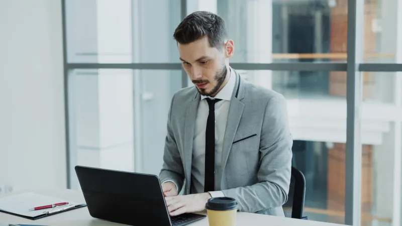 Hablar Dos Idiomas Vale Dinero: Cómo los Emprendedores Bilingües Latinos Están Ganando Mercados Que Otros Ni Ven