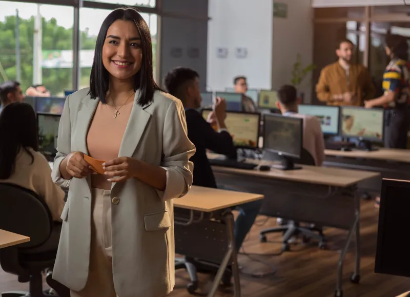 Del Cubículo a la Sala de Juntas Propia: La Transición que Cada Vez Más Latinos Están Haciendo