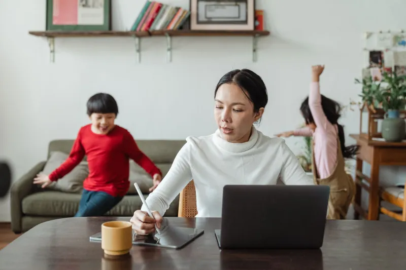 Entre la Mesa Familiar y el Escritorio del Jefe: El Arte Latino de Construir un Negocio Sin Perder a los Tuyos