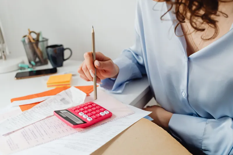 Trabajas por Tu Cuenta, Pero el IRS También: Lo que Todo Latino Autónomo Debe Saber Antes de Que Llegue Abril