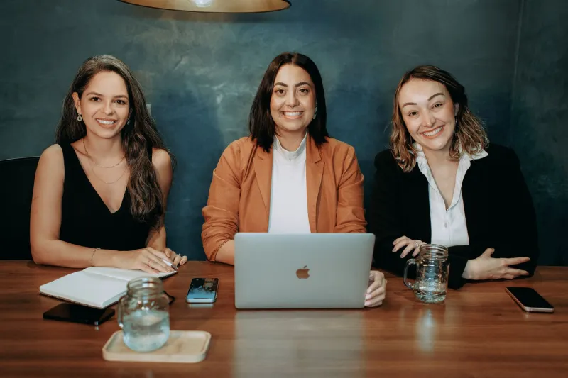 El Poder de Juntarse: Las Redes Empresariales Latinas Que Están Cambiando las Reglas del Juego en EE.UU.